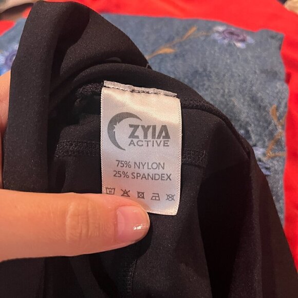 Zyia Active black side pocket cropped athletic leggings - Picture 5 of 5
